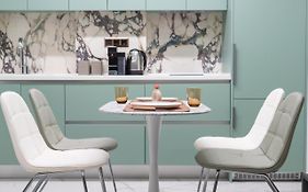 C34 Onyx Stylish Central